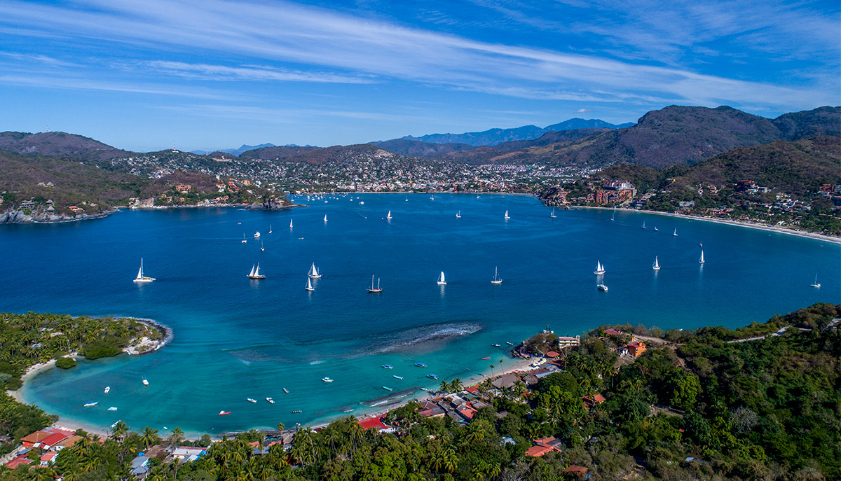 Bahia de Zihuatanejo con veleros